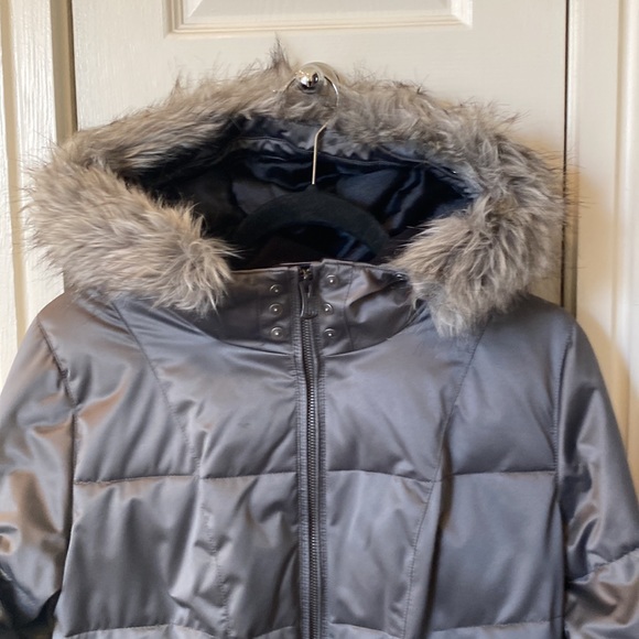 Obermeyer ski jacket with detachable hood. Like new. Size 6 - Picture 3 of 6